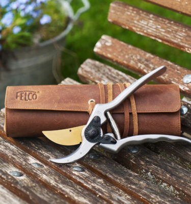 FELCO 2 – 80th Anniversary Special Edition beskæresaks med læderetui i rå aluminium og guldgraveret skær