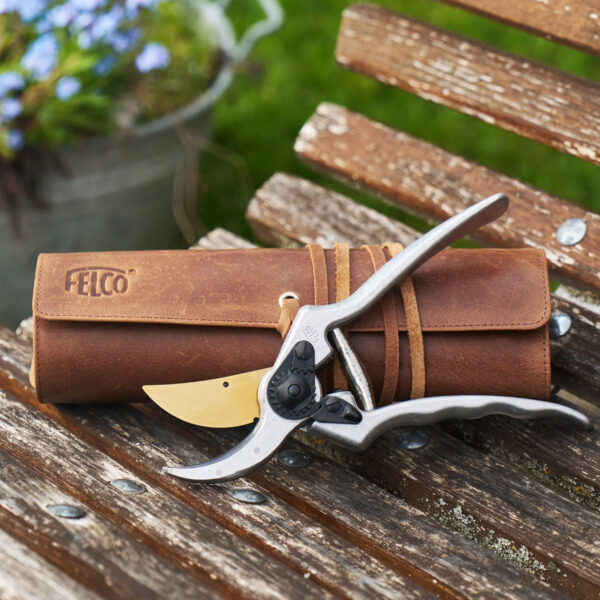 FELCO 2 – 80th Anniversary Special Edition beskæresaks med læderetui i rå aluminium og guldgraveret skær